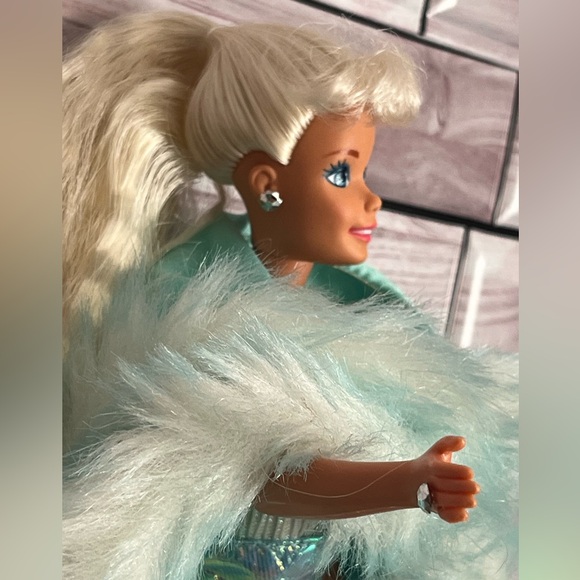 Barbies lot of 3. Two 80s and one ‘91 long hair Barbie. Great condition.See pics - Picture 2 of 10